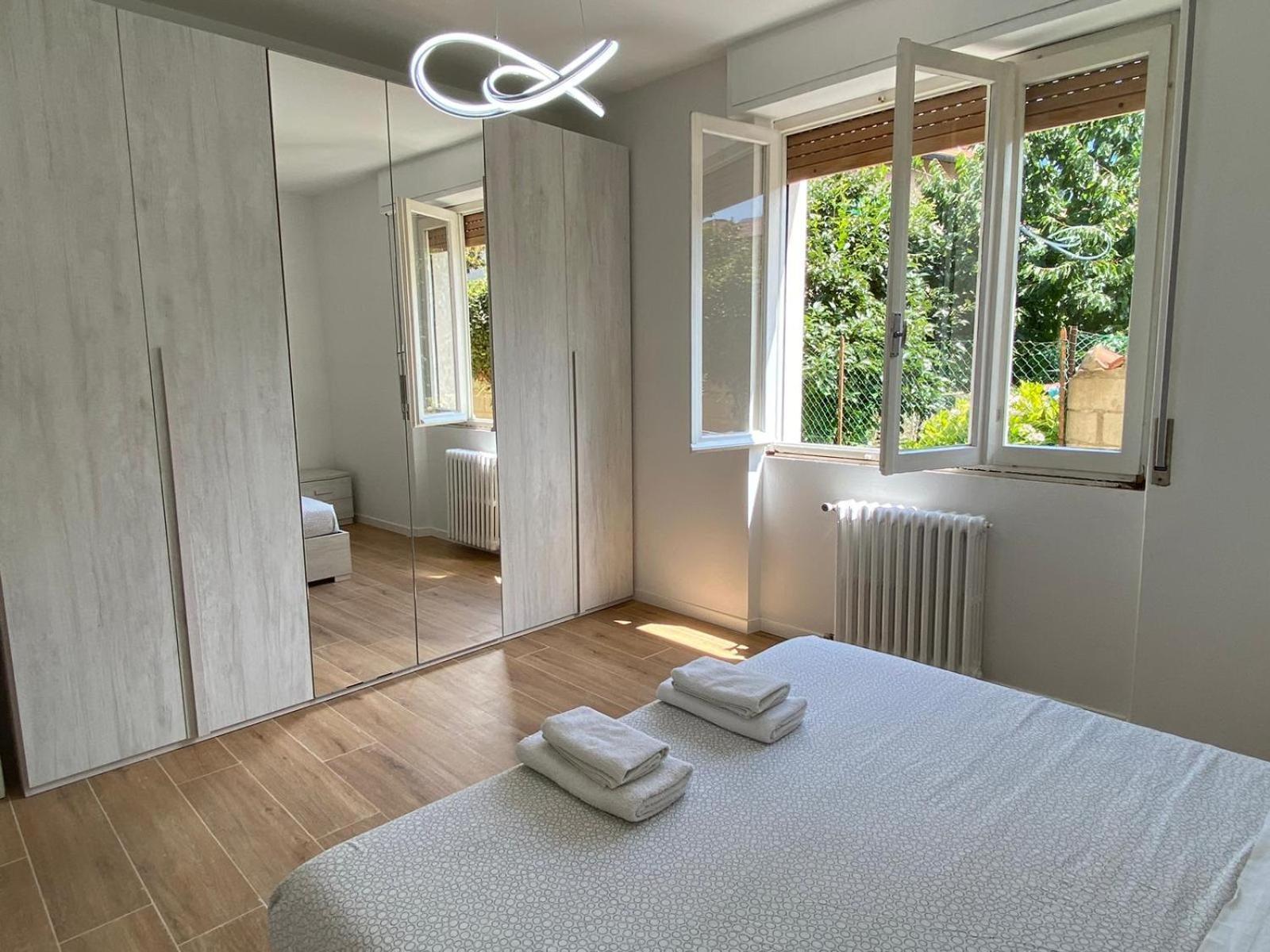 Villa The Swan - Composed By 2 Apartments Манделло-дель-Ларио Экстерьер фото